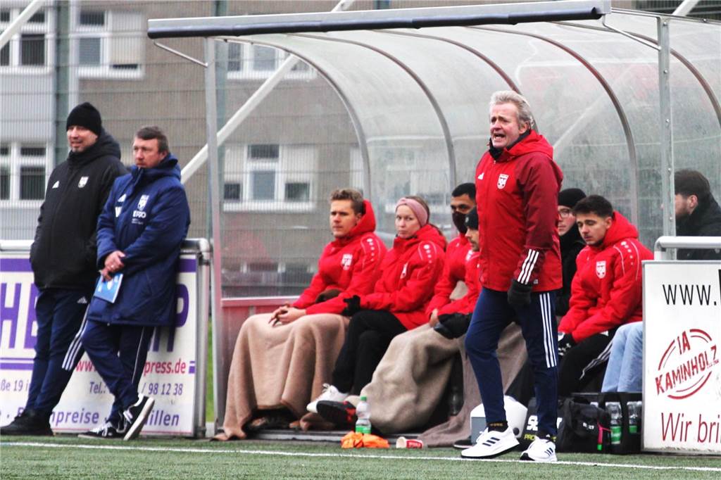 Für TuS Haltern läuft’s (fast) nach Plan: VfB Hüls unterliegt im Test Zurück an der Hülser Bank: Trainer Manfred Wölpper gibt am Badeweiher wieder die Kommandos. Im Hintergrund schauen seine Co-Trainer Timo Koscholleck (r.) und Tobias Rantzow zu.