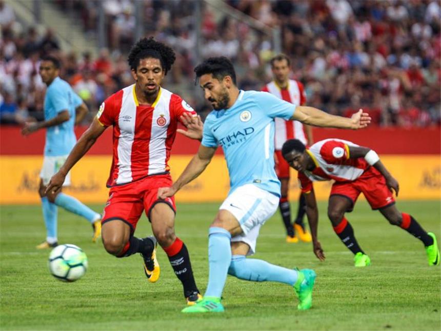 Gündogan feiert Comeback nach achtmonatiger Verletzungspause Zurück auf dem Platz für Manchester City: Ilkay Gündogan (M) im Duell mit Gironas Douglas Luiz (l). Foto: Gtres