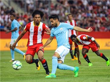 Zurück auf dem Platz für Manchester City: Ilkay Gündogan (M) im Duell mit Gironas Douglas Luiz (l). Foto: Gtres