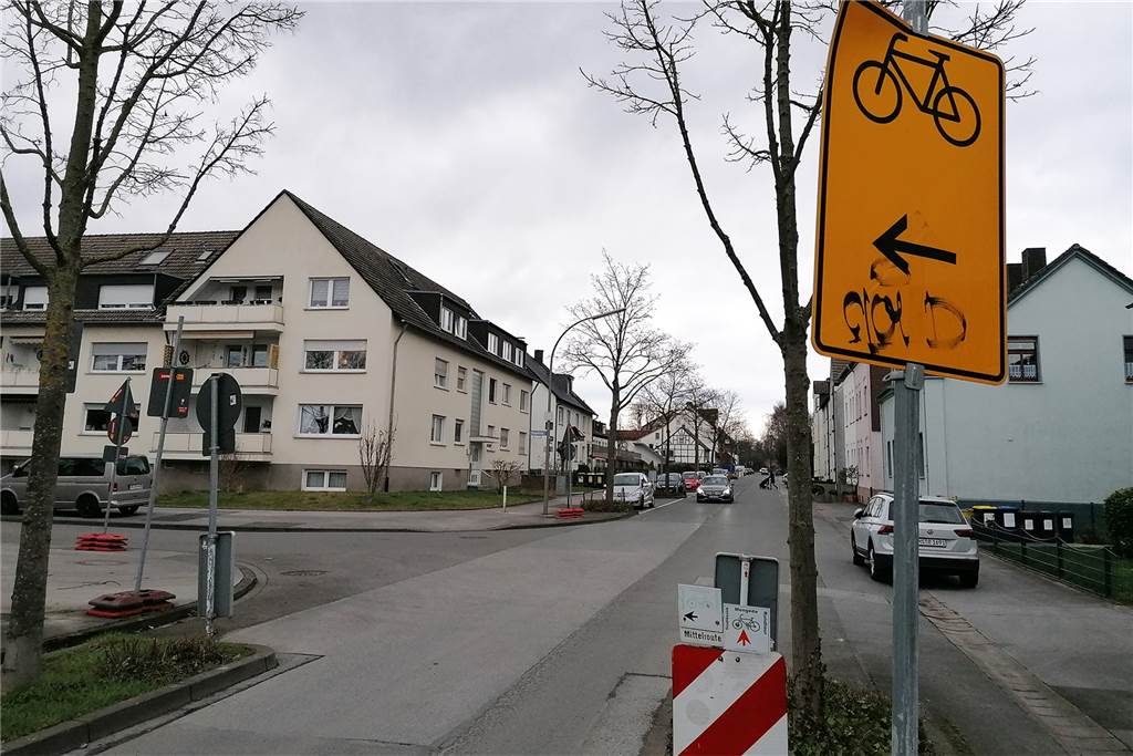 Umleitungen führen Radfahrer im Dortmunder Westen in die Irre Zurück geht es Richtung Bodelschwingh und Westerfilde, wenn Radfahrer an der Einmündung Mergelkuhle der Umleitung folgen. Die Schilder gehören zu einer anderen Umleitungsstrecke.