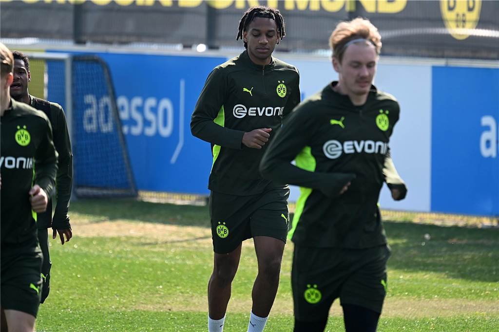 Filippo Mane läuft über den Platz.