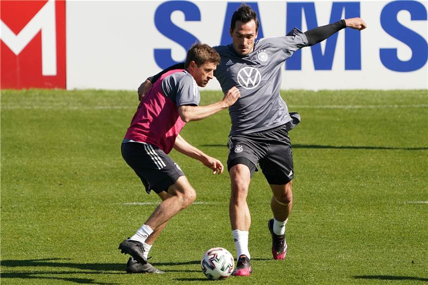 BVB-Abwehrchef Hummels: So lief das mit Löw und der DFB-Rückkehr Zurück im DFB-Team: Mats Hummels (r.) und Thomas Müller.