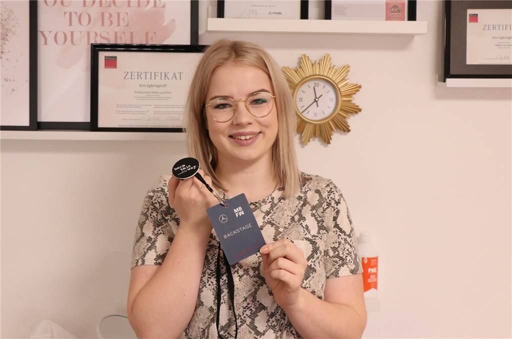 Kim Egbringhoff (21) aus Ottenstein hat Models auf der Berliner Fashion Week geschminkt Zurück im eigenen Studio zeigt Kim Egbringhoff stolz ihren Backstage Pass für die Mercedes Benz Fashion Week in die Kamera.