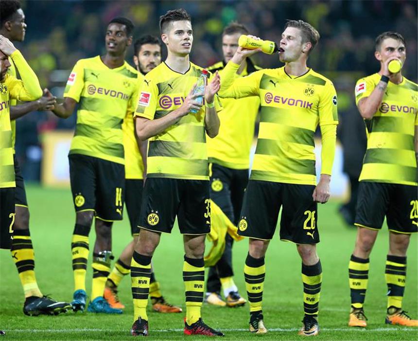 Neue Situation für Julian Weigl im BVB-Mittelfeld Zurück im Geschäft: Julian Weigl (M.) feierte am Sonntag sein Comeback nach langer Verletzungspause. "Ich hätte es mir nicht schöner vorstellen können", sagte der Sechser des BVB danach.