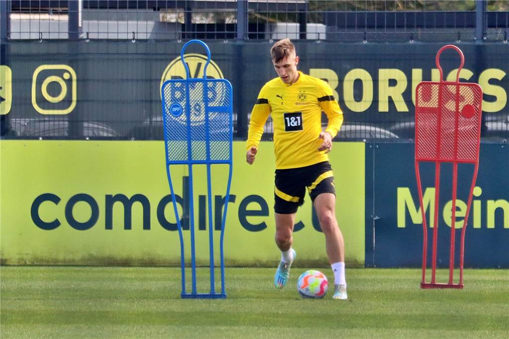 Personelle Überraschung und neue Sorgen: BVB startet Stuttgart-Vorbereitung vor 1500 Fans Nico Schlotterbeck läuft mit dem Ball.