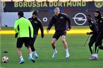 Zurück im Mannschaftstraining: BVB-Torjäger Erling Haaland (M.).