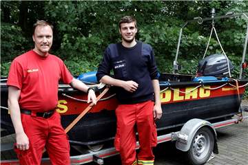 Zurück vom Hochwassereinsatz: Sebastian und Patrick (r.) Höhnerhaus von der DLRG Haltern.
