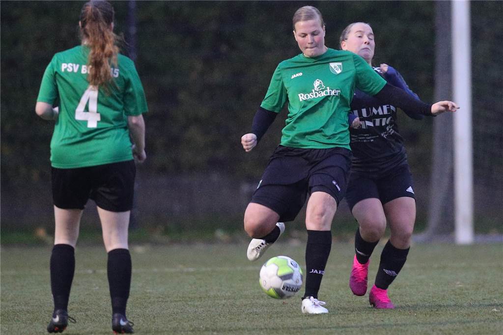 Selbst eine Spielerin mit Kreuzbandriss nimmt an der Fithalte-Challenge des PSV Bork teil Zurzeit ist Silke Vagedes (M.) verletzt, trainiert aber dennoch fleißig.