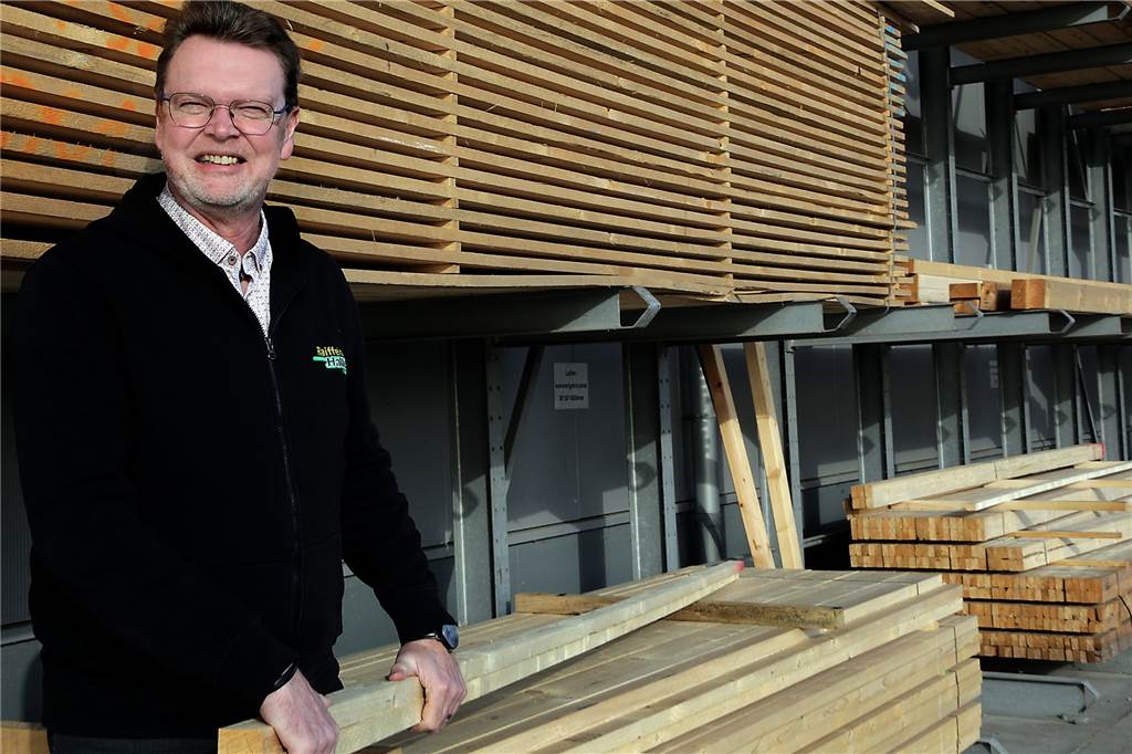 Die Holzpreise in Haltern sinken, aber es ist noch Luft nach unten Günter Hessing vom Raiffeisenmarkt steht im Holzlager.