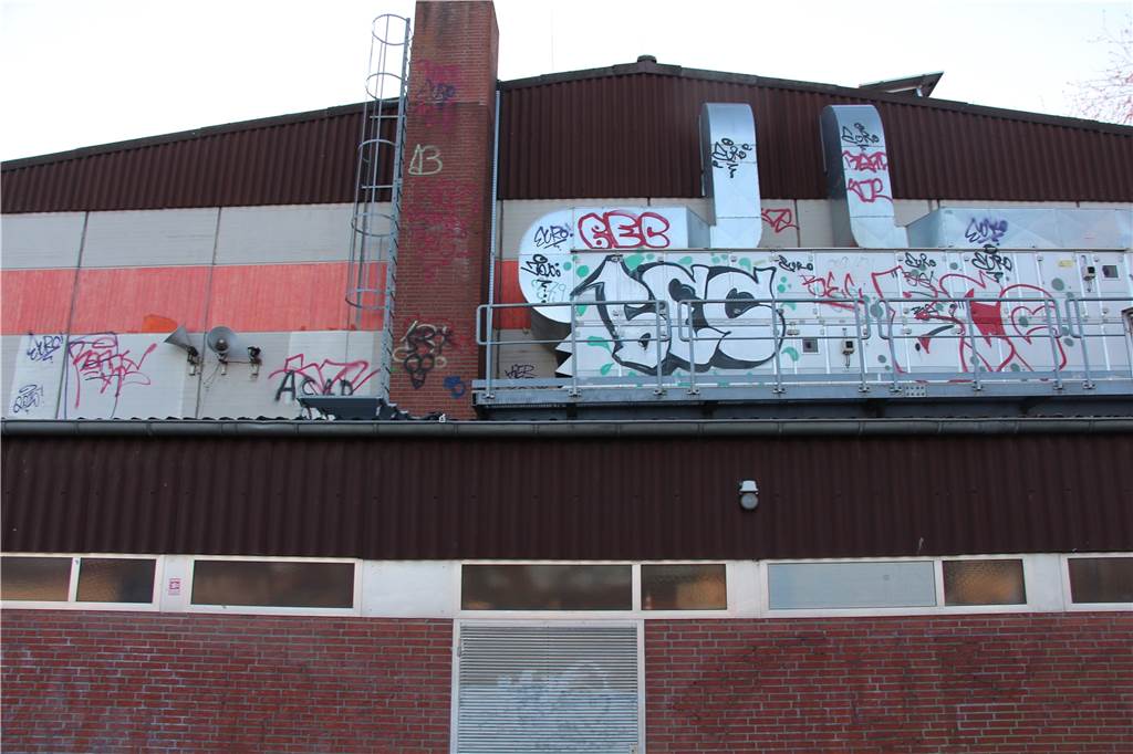 Sport treiben, tagen, feiern und Essen gehen: Stadt investiert Millionen für Dreifachhalle Kein Hingucker: die Dreifachsporthalle heute.