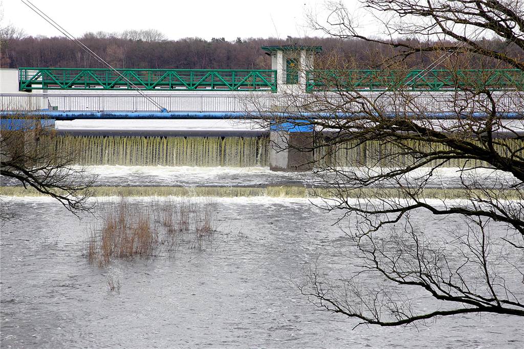 Der März 2023 war der nasseste seit über 20 Jahren Über das Walzentwehr am Halterner Stausee fließt viel Wasser.