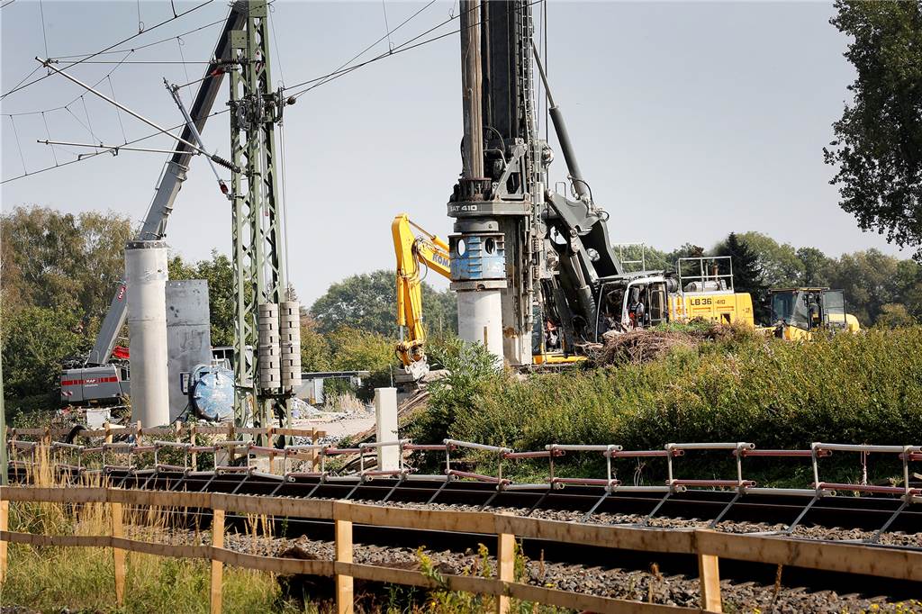 Zurzeit werden 250 Bohrpfähle gesetzt, die eine wasserdichte Baugrube bilden. 60 weitere Pfähle kommen in den Boden unter dem Gleisbereich, wenn die Bahnstrecke Dortmund-Hamm vom 9. bis 26. Oktober gesperrt ist. 