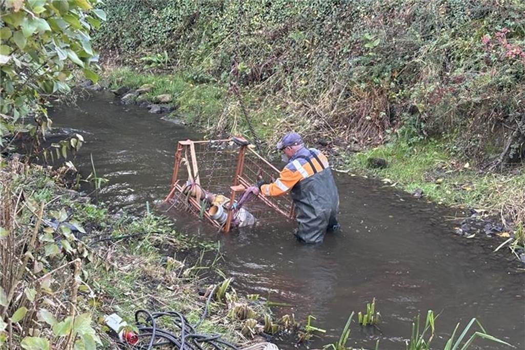 Damit Fische wandern können: Mängel an Rauer Rampe werden ausgebessert Zurzeit werden an der Fischtreppe in der Schlinge in Südlohn Ausbesserungen vorgenommen. Ein Experte für Fischaufstiegsanlagen hatte einige Mängel bei einer Begehung Anfang des Jahres Mängel festgestellt.