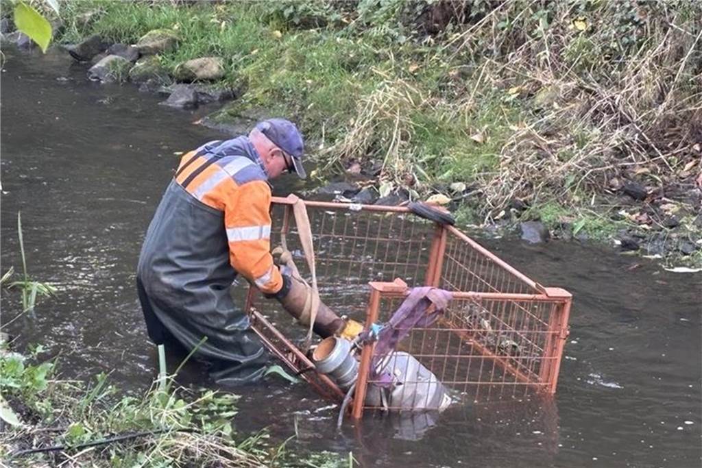 Zurzeit werden an der Fischtreppe in der Schlinge in Südlohn Ausbesserungen vorgenommen. Ein Experte für Fischaufstiegsanlagen hatte einige Mängel bei einer Begehung Anfang des Jahres Mängel festgestellt.