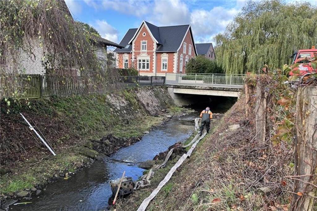 Zurzeit werden an der Fischtreppe in der Schlinge in Südlohn Ausbesserungen vorgenommen. Ein Experte für Fischaufstiegsanlagen hatte einige Mängel bei einer Begehung Anfang des Jahres Mängel festgestellt.
