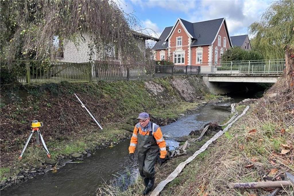 Zurzeit werden an der Fischtreppe in der Schlinge in Südlohn Ausbesserungen vorgenommen. Ein Experte für Fischaufstiegsanlagen hatte einige Mängel bei einer Begehung Anfang des Jahres Mängel festgestellt.