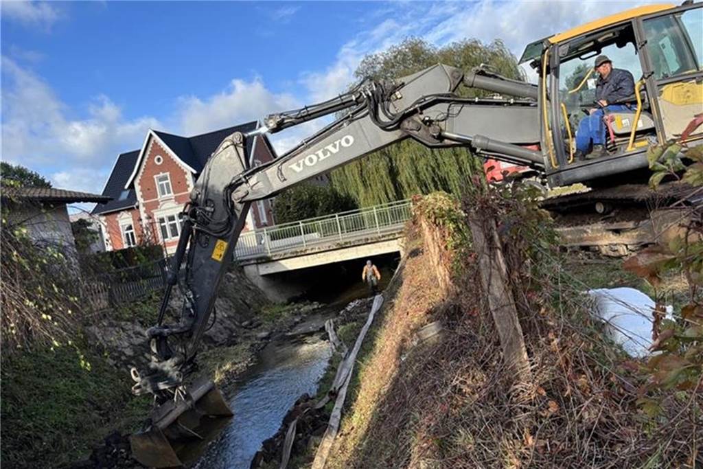 Zurzeit werden an der Fischtreppe in der Schlinge in Südlohn Ausbesserungen vorgenommen. Ein Experte für Fischaufstiegsanlagen hatte einige Mängel bei einer Begehung Anfang des Jahres Mängel festgestellt.