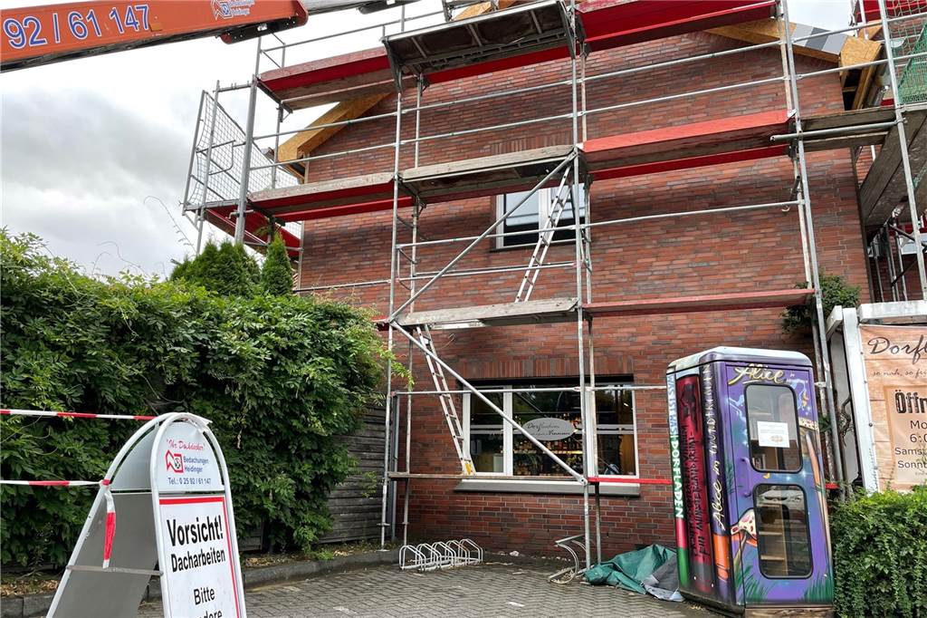 Dorfladen Vinnum: Defibrillator für Notfälle und spezielles Regal geplant Zurzeit wird das Dach des Gebäudes, in dem der Dorfladen sich befindet, saniert. Dadurch kann der Dorfladen seit Monaten kein Café auf der Terrasse anbieten. Wenn die Arbeiten abgeschlossen sind, wird der Defibrillator außen am Gebäude angebracht.