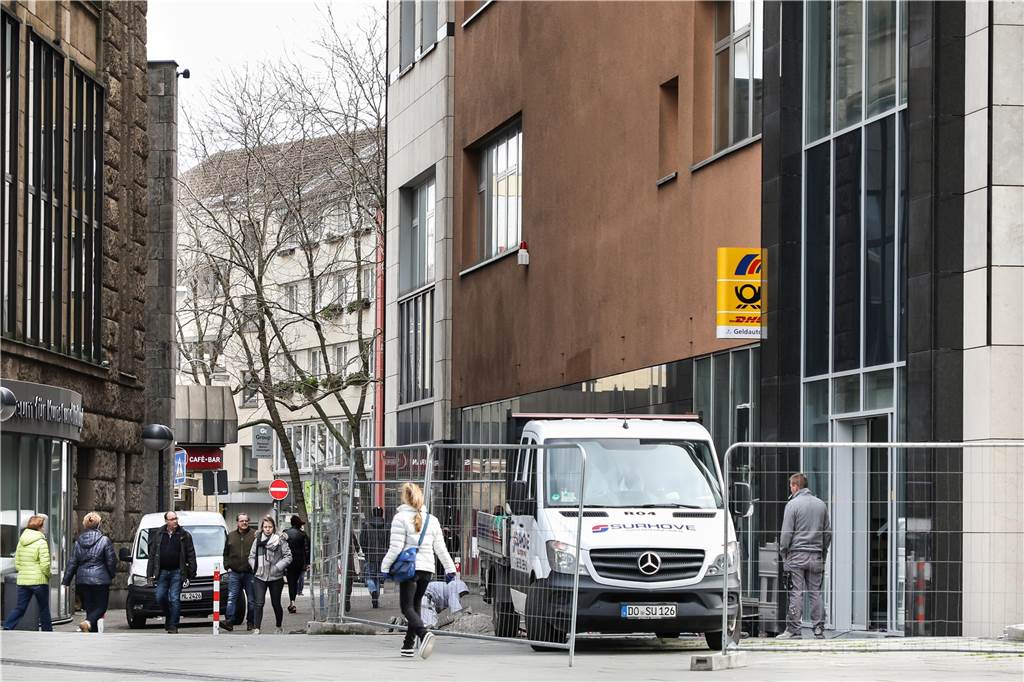 Einkaufscenter ohne Geschäfte: Zukunft fürs Westfalenforum in der City unklar Zurzeit wird ein neuer Eingang angelegt, der das Center im rückwärtigen Bereich zum Platz von Amiens öffnet.