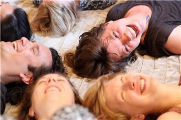 Zusammen lachen stärkt das Immunsystem und macht glücklich. Foto: Bodo Marks