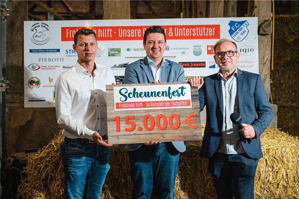 Scheunenfest: Castrop-Rauxeler Hof sammelt 15.000 Euro für Flutopfer Zusammen mit Bürgermeister Rajko Kravanja (m.) präsentierten die Veranstalter Roman Vierhaus (l.) und Ingo Böhmer (r.) die erreichte Spendensumme von 15.000 Euro.