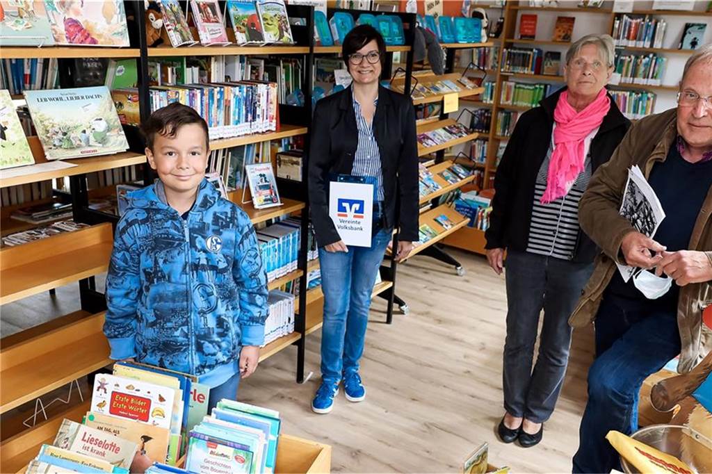 Viele schaffen mehr: Crowdfunding unterstützt Ehrenamt in der Stadt Zusammen mit Christina Wienforth (2.v.l.) von der Vereinten Volksbank hatten auch Barbara und Erik-Andreas Pieper-Gehrloff das Crowdfunding-Projekt gestartet, um neue Anschaffungen für die Bücherei an der Pauluskirche in Kirchhellen zu realisieren.