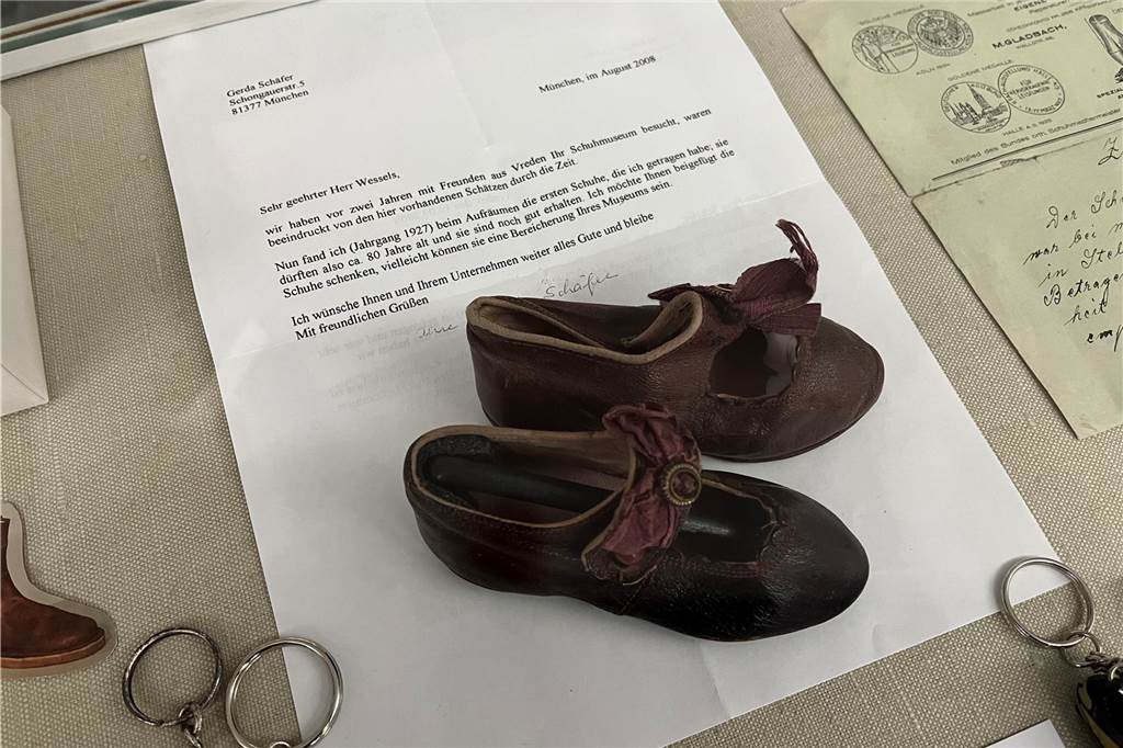 Wie ein Stück Geschichte von Sophie Scholl nach Vreden kam Zusammen mit dem Brief von Gerda Schäfer haben die Lauflernschuhe einen besonderen Platz in Georg Wessels Miniaturschuhmuseum gefunden.