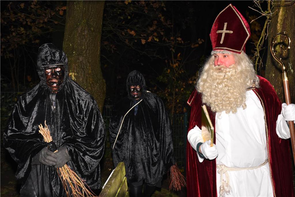 Zusammen mit den beiden Knechten Ruprecht begrüßte er die vielen Menschen.
