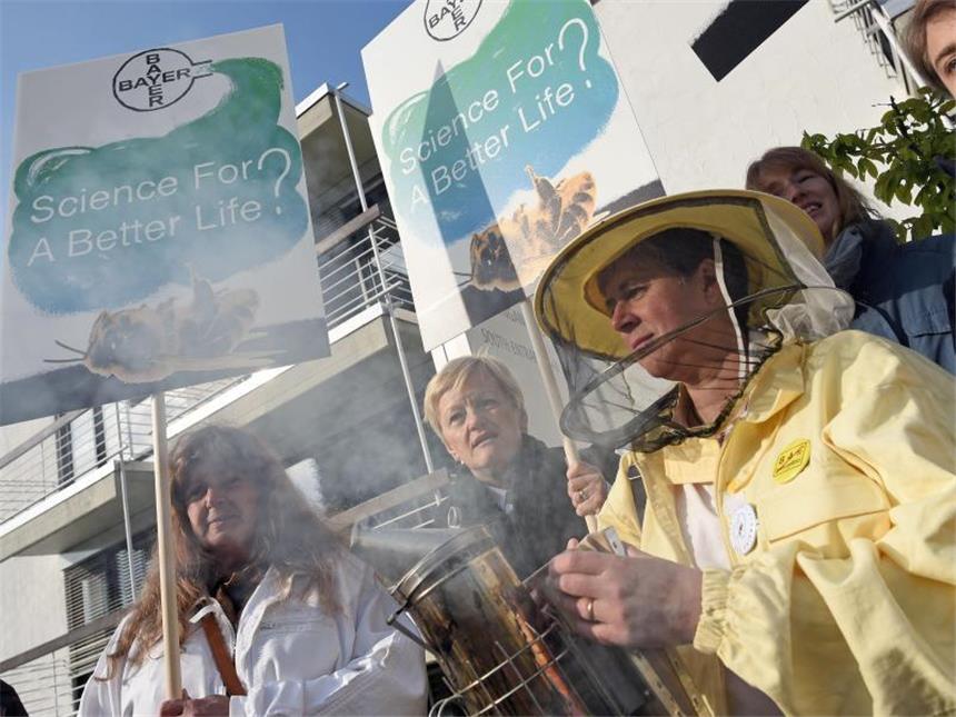 Bayer-Hauptversammlung startet mit Protesten Zusammen mit der Grünen-Bundestagsabgeortneten Renate Künast (M) protestieren Imker vor der Hauptversammlung der Bayer AG in Bonn. Das Aktionärstreffen steht ganz im Zeichen der geplanten Übernahme des US-Saatgutunternehmens Monsanto. Foto: Henning Kaiser