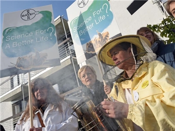 Zusammen mit der Grünen-Bundestagsabgeortneten Renate Künast (M) protestieren Imker vor der Hauptversammlung der Bayer AG in Bonn. Das Aktionärstreffen steht ganz im Zeichen der geplanten Übernahme des US-Saatgutunternehmens Monsanto. Foto: Henning Kaiser