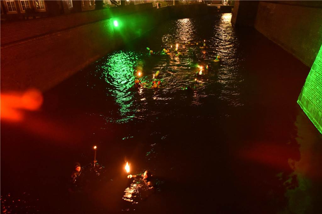 Zusammen mit der regulären Beleuchtung des Ahauser Schlosses entstand eine eindrückliche Atmosphäre. Dafür hatten die Taucher und Schwimmer aber kaum einen Blick übrig.