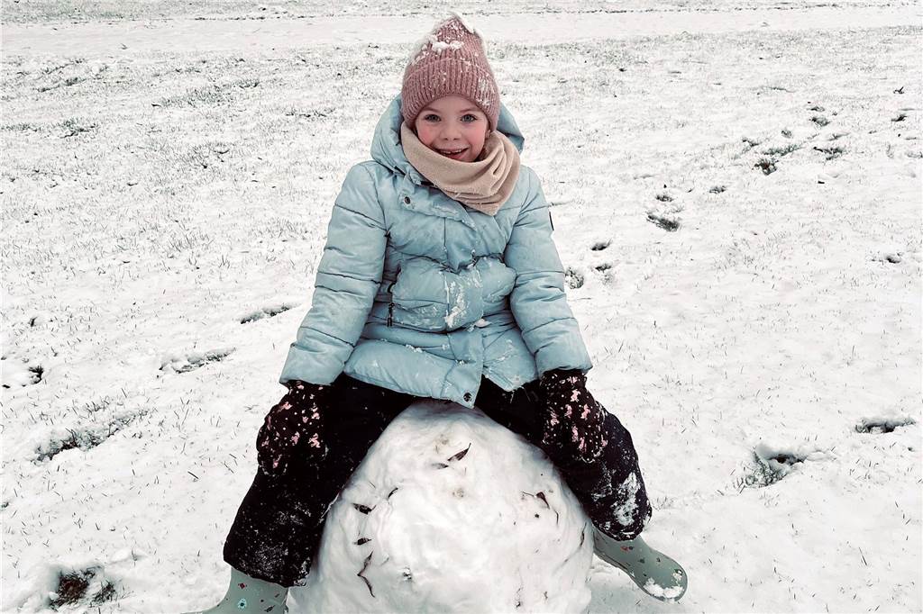 Zusammen mit ihrer Tochter Mona hat Marina Schultewolter im Stadtlohner Losbergpark einen Schneemann gebaut und dies fotografisch festgehalten.