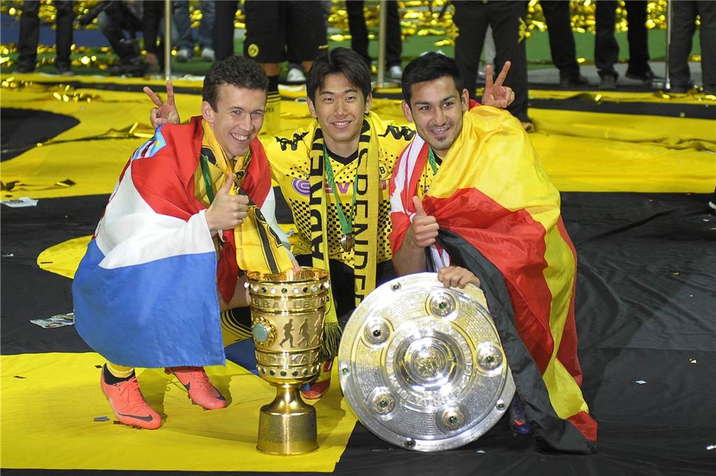 BVB-Fanliebling Shinji Kagawa: „Also, wenn Dortmund mich möchte...“ Ivan Persici, Shinji Kagawa und Ilkay Gündogan mit dem DFB-Pokal und der Meisterschale.