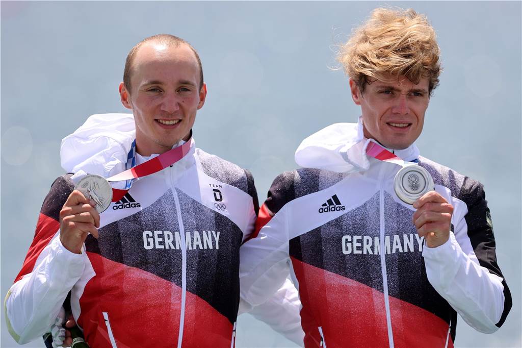 Jonathan Rommelmann und Jason Osborne bei der Siegerehrung von Olympia 2021 in Tokio