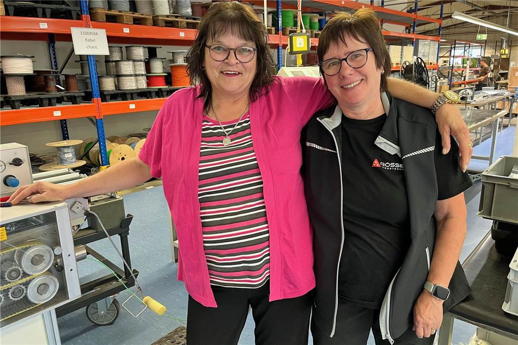 Der letzter Arbeitstag: Heike Isselmann (64) war 44 Jahre bei Rössel angestellt Zusammen mit Kollegin Monika Blechinger (r.) bereitet Heike Isselmann an ihrem letzten Arbeitstag ein Frühstück für die Belegschaft vor.