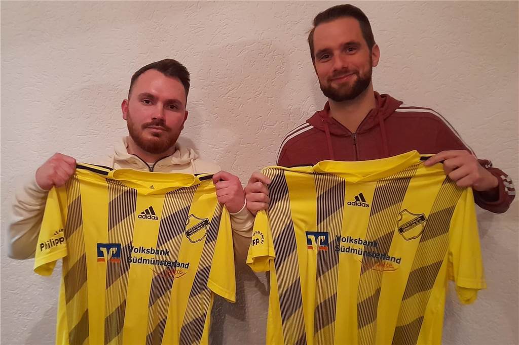 René Westermann und Fabian Fels präsentieren das Trikot von Westfalia Vinnum.