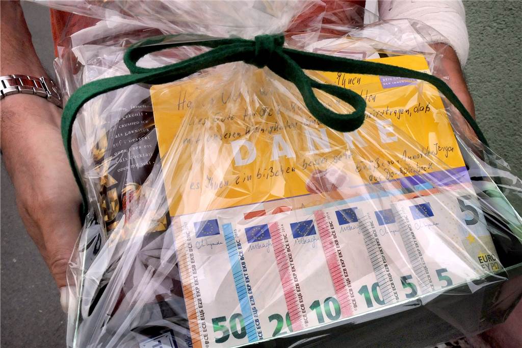 Nach Messerangriff in Hörde: Welle des Mitgefühls für ausgeraubten Udo Blumenthal (56) Zusammen mit Süßigkeiten und anderen Leckereien liebevoll verpackt waren die 100 Euro, mit denen die Familie Braier aus Dortmund-Aplerbeck dem bis auf den letzten Cent ausgeraubten Udo Blumenthal auf die Beine helfen wollte.