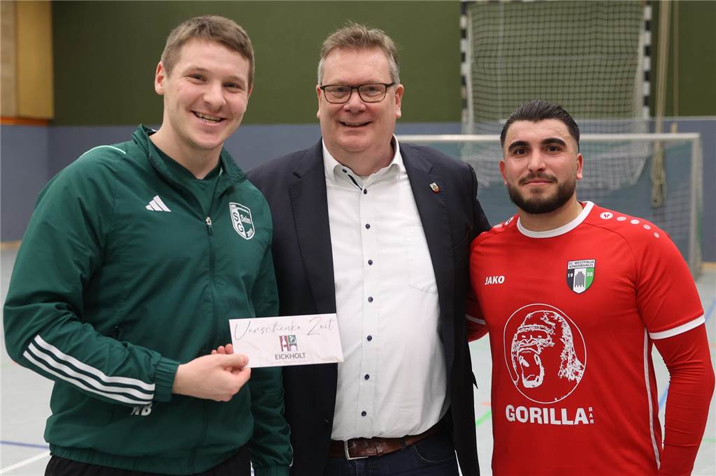SG Selm: Nils Böckenbrink bester Keeper beim Davertpokal Nils Böckenbrink, Tayyip Demi und die Turnierleitung posieren für ein Foto.