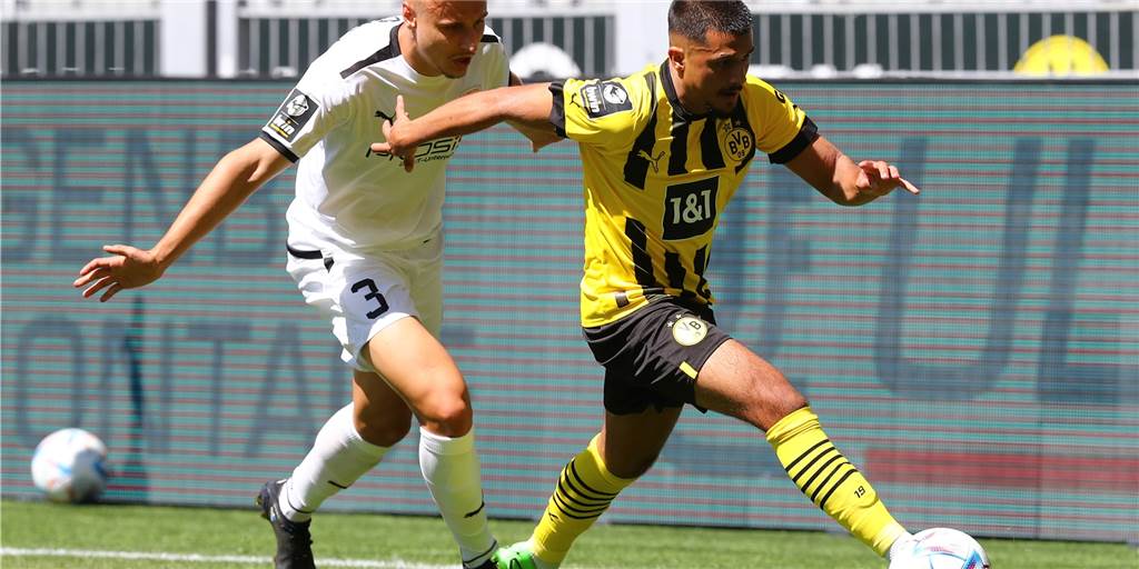 BVB-U23 gastiert in Saarbrücken: Preußers Auftrag ans Team und zwei Rückkehrer Lion Semic im Zweikampf mit einem Gegenspieler.