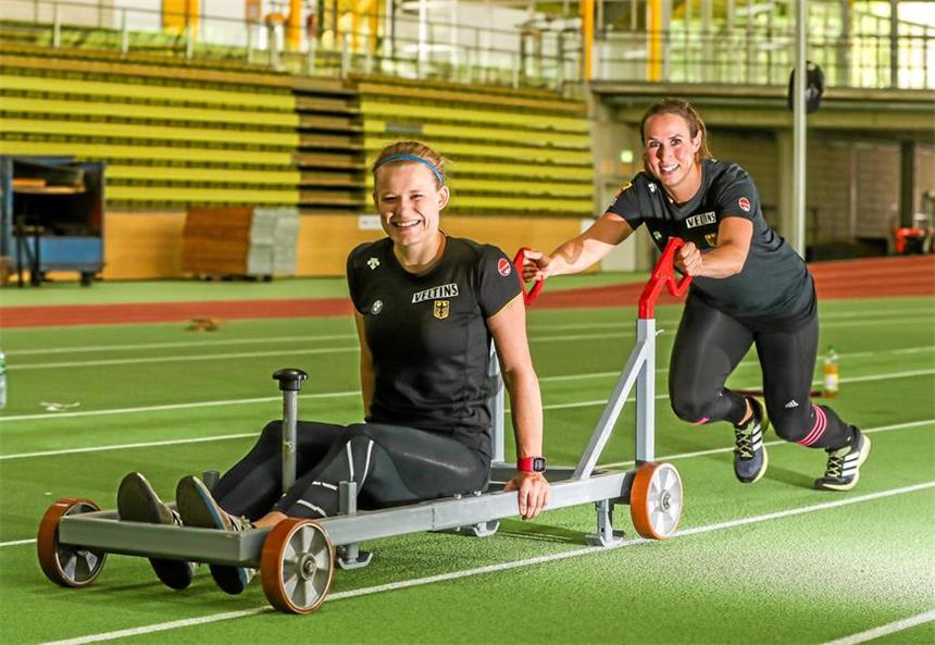 Die Dortmunderin Anna Köhler peilt Olympia an Zusammen wollen sie Großes schaffen: Die Dortmunder Pilotin Anna Köhler (l.) will gemeinsam mit der Schwerter Anschieberin Erline Nolte zu den Olympischen Spielen nach Südkorea. Schon jetzt schwitzen die beiden für ihren großen Traum – hier in der Helmut-Körnig-Halle.