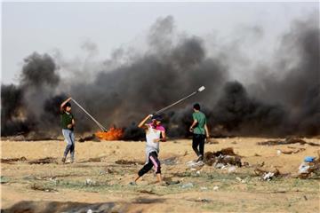 Zusammenstöße zwischen palästinensischen Demonstranten und israelischen Sicherheitskräften am Rande des Gaza-Streifens. Foto: Atia Darwish/APA Images/ZUMA Wire