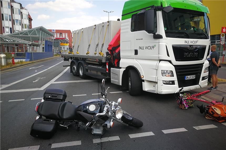 Zusammenstoß zwischen einer Fahrradfahrerin und einem Motorradfahrer.