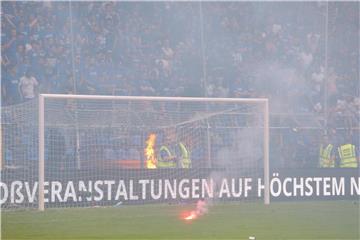 Zuschauer-Ausschreitungen fürhten beim Relegations-Rückspiel zwischen SV Waldhof Mannheim und KFC Uerdingen zum Spielabbruch. Foto: Samla.De