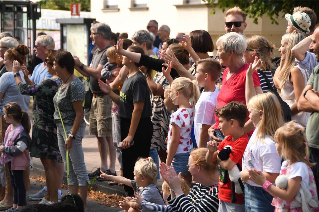 Schützenfest in Bork: Das Dorf ist bester Laune und auf den Beinen Zuschauer jeden Alters jubelten den Schützen zu.