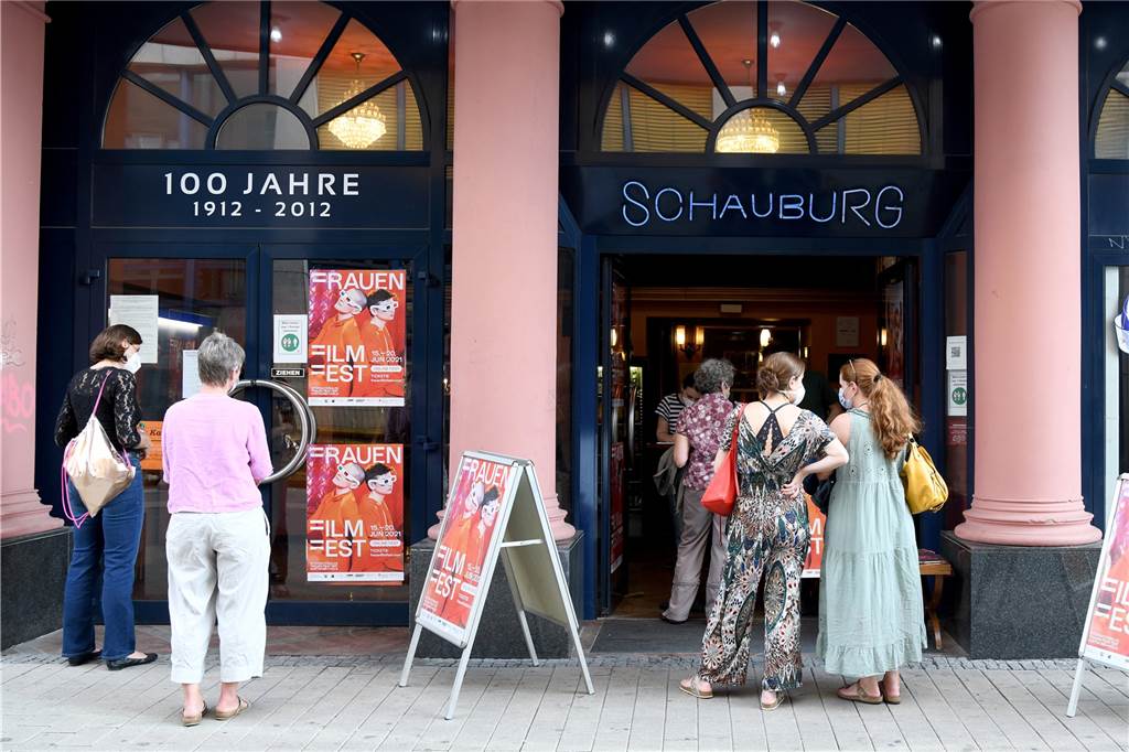 Dortmunder Schauburg: Kinobesuch ohne Impfung oder Test möglich Zuschauer kommen zum Schauburg Kino, um einen Kinofilm im Rahmen des Internationalen Frauenfilmfest zu schauen. Die Mehrheit der Kinos öffnet erst zum 01. Juli wieder, die Schauburg gehört damit zu den ersten Kinos, in dem wieder Filmvorstellungen vor Publikum gemacht werden.
