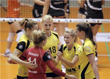 Zuspielerin Tess von Piekartz (2.v.r.) freute sich mit Sarah Petrausch (l.), Linda Dörendahl, Leonie Schwertmann und Wiebke Silge (r.) über das 3:0 in Aachen. Am Mittwoch geht es für den USC weiter, dann im Pokal-Achtelfinale in Suhl.