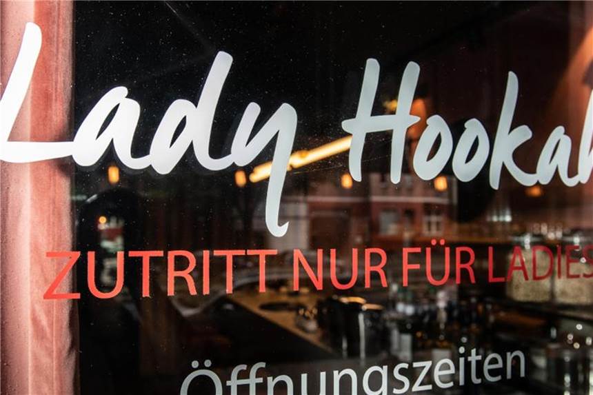 "Zutritt nur für Ladies" steht auf der Eingangstür der Shisha-Bar in Neukölln. Foto: Paul Zinken