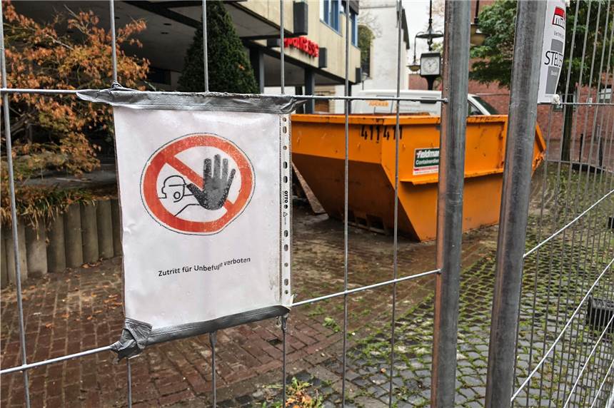 Sparkasse an der Lippe: 1500-Quadratmeter-Decke bald dicht in der Hauptstelle am Markt „Zutritt verboten“: In die Kundenhalle der Sparkasse kommt derzeit kaum einer.