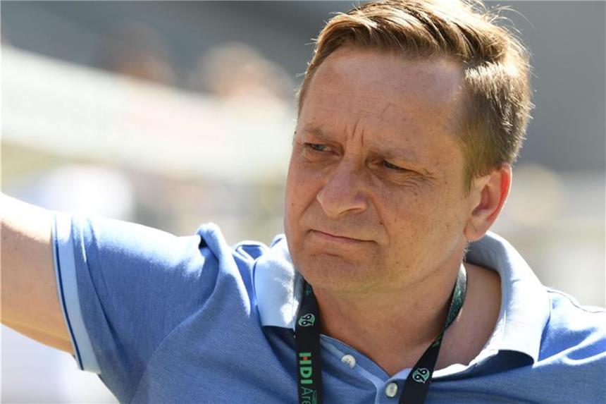 96-Manager Heldt rechnet nicht mit Stimmungsboykott Zuversichtlich: 96-Sportdirektor Horst Heldt. Foto: Peter Steffen