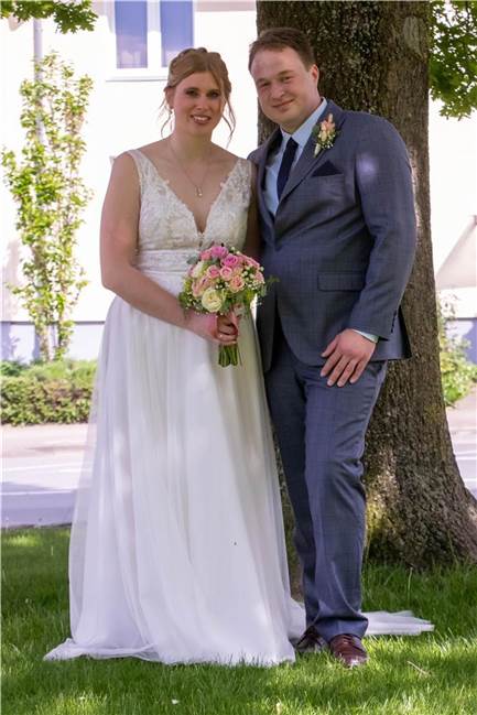 DLRG steht Spalier für Annika Rüttershoff und André (geborener Koops) Zuvor hatten Annika Rüttershoff und André (geborener Koops) bereits standesamtlich auf dem Hof Schulte-Rauxel geheiratet. Der 13. Mai 2023 ist somit eindeutiger Hochzeitstag.